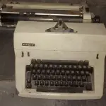 LOTE 567 - MÁQUINA DE ESCREVER ANTIGA FUNCIONANDO PERFEITAMENTE (NO ESTADO)