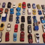 LOTE 451 - LOTE COM 100 CARRINHOS HOT WHEELS E OUTROS MODELOS (NO ESTADO)
