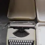 LOTE 542 - MÁQUINA DE ESCREVER ANTIGA FUNCIONANDO PERFEITAMENTE (NO ESTADO)
