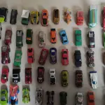 LOTE 453 - LOTE COM 100 CARRINHOS HOT WHEELS E OUTROS MODELOS (NO ESTADO)