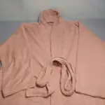 LOTE 536 - UM ROUPÃO FEMININO ROSA E UM EDREDOM SOLTEIRO (NO ESTADO)