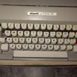 LOTE 546 - MÁQUINA DE ESCREVER ANTIGA FUNCIONANDO PERFEITAMENTE (NO ESTADO)