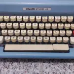 LOTE 561 - MÁQUINA DE ESCREVER ANTIGA FUNCIONANDO PERFEITAMENTE (NO ESTADO)