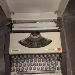 LOTE 544 - MÁQUINA DE ESCREVER ANTIGA FUNCIONANDO PERFEITAMENTE (NO ESTADO)