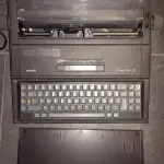 LOTE 545 - MÁQUINA DE ESCREVER ANTIGA FUNCIONANDO PERFEITAMENTE (NO ESTADO)