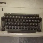 LOTE 567 - MÁQUINA DE ESCREVER ANTIGA FUNCIONANDO PERFEITAMENTE (NO ESTADO)