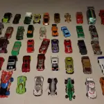 LOTE 453 - LOTE COM 100 CARRINHOS HOT WHEELS E OUTROS MODELOS (NO ESTADO)