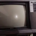 LOTE 475 - TV ANTIGA PHILIPS FUNCIONA ATÉ MOMENTO SEM GARANTIA FUTURAS (NO ESTADO)