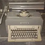 LOTE 566 - MÁQUINA DE ESCREVER ANTIGA FUNCIONANDO PERFEITAMENTE (NO ESTADO)
