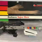 LOTE 535 - GUITARRA PLAYSTATION 2 USADA UMA VEZ E FOI GUARDADA ESTADO DE NOVO (NO ESTADO)