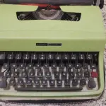 LOTE 559 - MÁQUINA DE ESCREVER ANTIGA FUNCIONANDO PERFEITAMENTE (NO ESTADO)