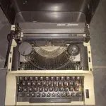 LOTE 548 - MÁQUINA DE ESCREVER ANTIGA FUNCIONANDO PERFEITAMENTE (NO ESTADO)