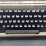 LOTE 537 - MÁQUINA DE ESCREVER ANTIGA (NO ESTADO)