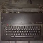 LOTE 547 - MÁQUINA DE ESCREVER ANTIGA FUNCIONANDO PERFEITAMENTE (NO ESTADO)