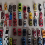 LOTE 453 - LOTE COM 100 CARRINHOS HOT WHEELS E OUTROS MODELOS (NO ESTADO)