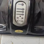 LOTE 435 - MASSAGEADOR FUNCIONA PERFEITAMENTE PORÉM UM LADO PRECISA MANUTENÇÃO (NO ESTADO)
