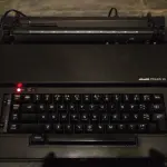 LOTE 552 - MÁQUINA DE ESCREVER ANTIGA FUNCIONANDO PERFEITAMENTE (NO ESTADO)