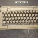 LOTE 566 - MÁQUINA DE ESCREVER ANTIGA FUNCIONANDO PERFEITAMENTE (NO ESTADO)