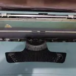 LOTE 563 - MÁQUINA DE ESCREVER ANTIGA FUNCIONANDO PERFEITAMENTE (NO ESTADO)