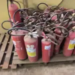 LOTE 133 - 01 LOTE COM EXTINTORES DE INCÊNDIO DIVERSOS (NO ESTADO)
