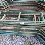 LOTE 256 - 01 LOTE COM GRADES EM FERRO NA COR VERDE (NO ESTADO)