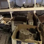 LOTE 047 - 01 LOTE COM CAIXAS DE LUX DE FERRO, DISJUNTORES, ABOTOADEIRAS, SIFÕES PARA PIA E FECHADURAS PARA PORTAS (NO ESTADO)