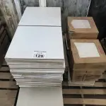 LOTE 129 - 01 LOTE COM PISOS 45CM X 45CM E PISOS 31CM X 31CM (NO ESTADO)