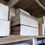 LOTE 218 - 01 LOTE COM ARMÁRIO EM MADEIRAS E GAVETAS (NO ESTADO)