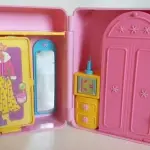 LOTE 661 - LOTE COM BRIQUEDOS DA QUARTO POLLY FASHION E AVIÃO DA POLLY POCKET MATTEL (NO ESTADO)