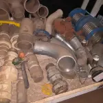 LOTE 231 - 01 LOTE COM MATERIAIS DIVERSOS, CURVA, REGISTRO, AQUECEDOR DE SPA (NO ESTADO)