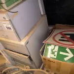 LOTE 008 - 01 LOTE COM PLACA SINALIZADORES E GAVETEIROS EM MADEIRA (NO ESTADO)