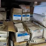 LOTE 084 - 01 LOTE COM SUPORTE PARA ESPELHOS DE TOMADAS (NO ESTADO)