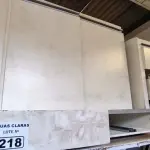LOTE 218 - 01 LOTE COM ARMÁRIO EM MADEIRAS E GAVETAS (NO ESTADO)
