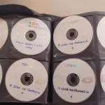 LOTE 647 - COLEÇÃO COM  MIL DVDS COM SÉRIES ANTIGAS, DESENHOS, ANOS ,80 EM DUAS MALETAS EM CORO MAIS BOXS DE DVDS (NO ESTADO)
