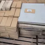 LOTE 135 - 01 LOTE COM PISOS 60CM X 60CM E PASTILHAS 24CM X 12CM (NO ESTADO)