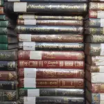 LOTE 632 - COLEÇÃO OBRAS PRIMAS EDITORA NOVA CULTURAL COM 48 VOLUMES A MAIORIA NA EMBALAGEM AINDA, MAIS LIVROS OS PENSADORES (NO ESTADO)