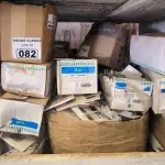 LOTE 082 - 01 LOTE COM SUPORTE PARA ESPELHOS DE TOMADAS (NO ESTADO)