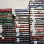 LOTE 632 - COLEÇÃO OBRAS PRIMAS EDITORA NOVA CULTURAL COM 48 VOLUMES A MAIORIA NA EMBALAGEM AINDA, MAIS LIVROS OS PENSADORES (NO ESTADO)