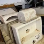 LOTE 007 - 01 LOTE COM PAINÉIS PARA PROPAGANDA, PIA PARA LAVATÓRIO, ESPELHO PARA BANHEIRO (NO ESTADO)