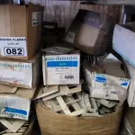 LOTE 082 - 01 LOTE COM SUPORTE PARA ESPELHOS DE TOMADAS (NO ESTADO)
