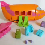 LOTE 661 - LOTE COM BRIQUEDOS DA QUARTO POLLY FASHION E AVIÃO DA POLLY POCKET MATTEL (NO ESTADO)