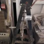 LOTE 022 - 01 CADEIRINHA PARA OBRA ,01 ROÇADEIRA E 01 CAIXA COM PARAFUSOS (NO ESTADO)