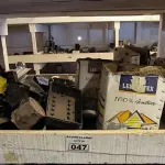 LOTE 047 - 01 LOTE COM CAIXAS DE LUX DE FERRO, DISJUNTORES, ABOTOADEIRAS, SIFÕES PARA PIA E FECHADURAS PARA PORTAS (NO ESTADO)