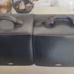 LOTE 647 - COLEÇÃO COM  MIL DVDS COM SÉRIES ANTIGAS, DESENHOS, ANOS ,80 EM DUAS MALETAS EM CORO MAIS BOXS DE DVDS (NO ESTADO)
