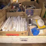LOTE 048 - 01 LOTE COM MATERIAIS ELÉTRICOS, LÂMPADAS, SENSORES DE PRESENÇA, REATORES (NO ESTADO)