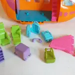 LOTE 661 - LOTE COM BRIQUEDOS DA QUARTO POLLY FASHION E AVIÃO DA POLLY POCKET MATTEL (NO ESTADO)