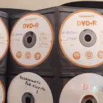 LOTE 647 - COLEÇÃO COM  MIL DVDS COM SÉRIES ANTIGAS, DESENHOS, ANOS ,80 EM DUAS MALETAS EM CORO MAIS BOXS DE DVDS (NO ESTADO)