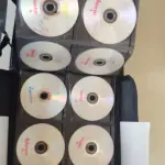 LOTE 647 - COLEÇÃO COM  MIL DVDS COM SÉRIES ANTIGAS, DESENHOS, ANOS ,80 EM DUAS MALETAS EM CORO MAIS BOXS DE DVDS (NO ESTADO)