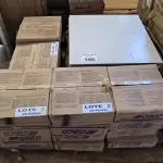 LOTE 186 - 16 CAIXAS DE PASTILHA BRANCA E PISOS 60CM X 60CM DIVERSOS (NO ESTADO)