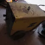 LOTE 040 - 01 MÁQUINA DE SOLDA INDUSTRIAL ESAB 402 DC (NO ESTADO)